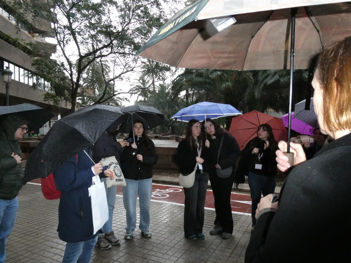 Estudiants amb paraigües sota la pluja.